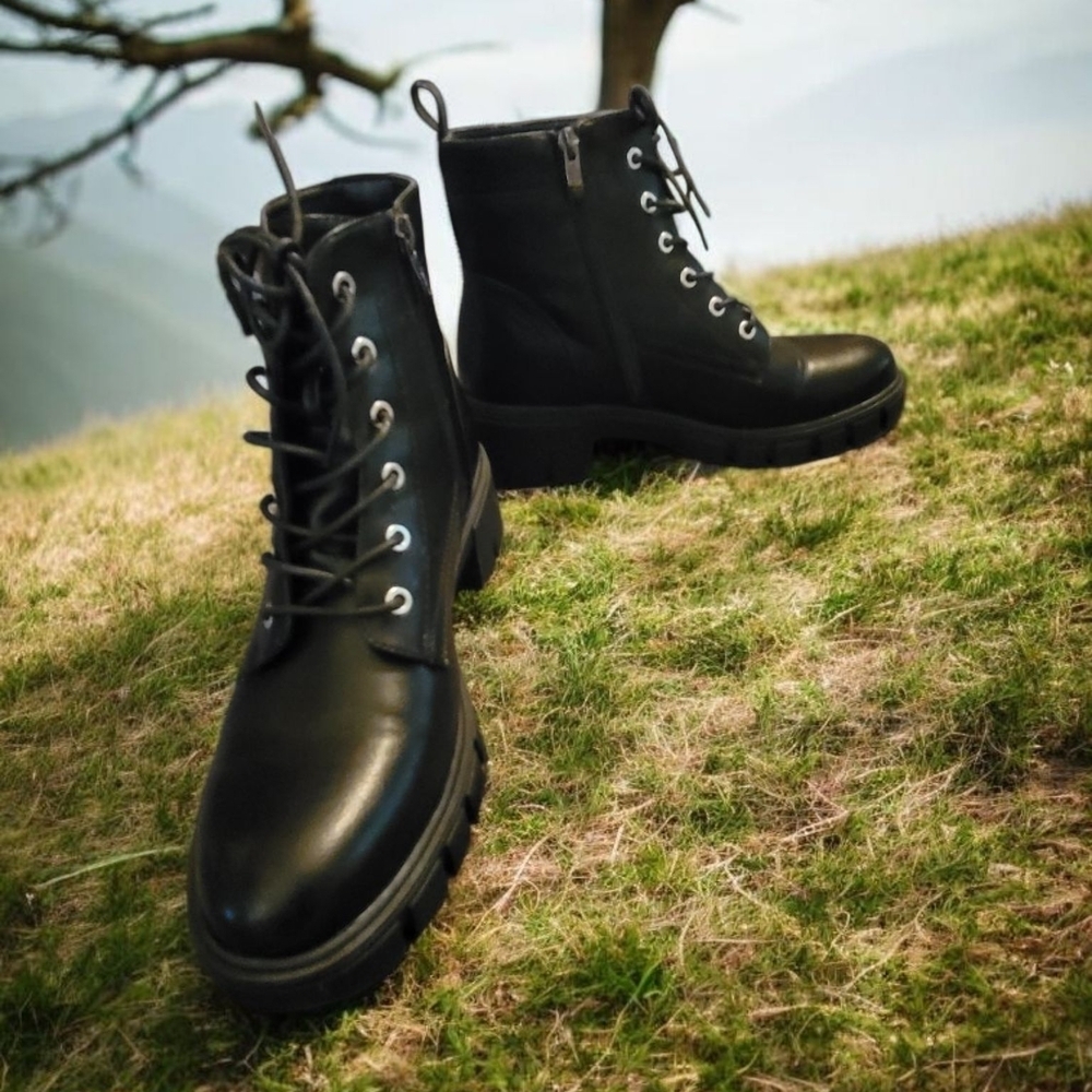 Women's size 10 lace up Vepose New York Black Boots - Picture 3 of 10